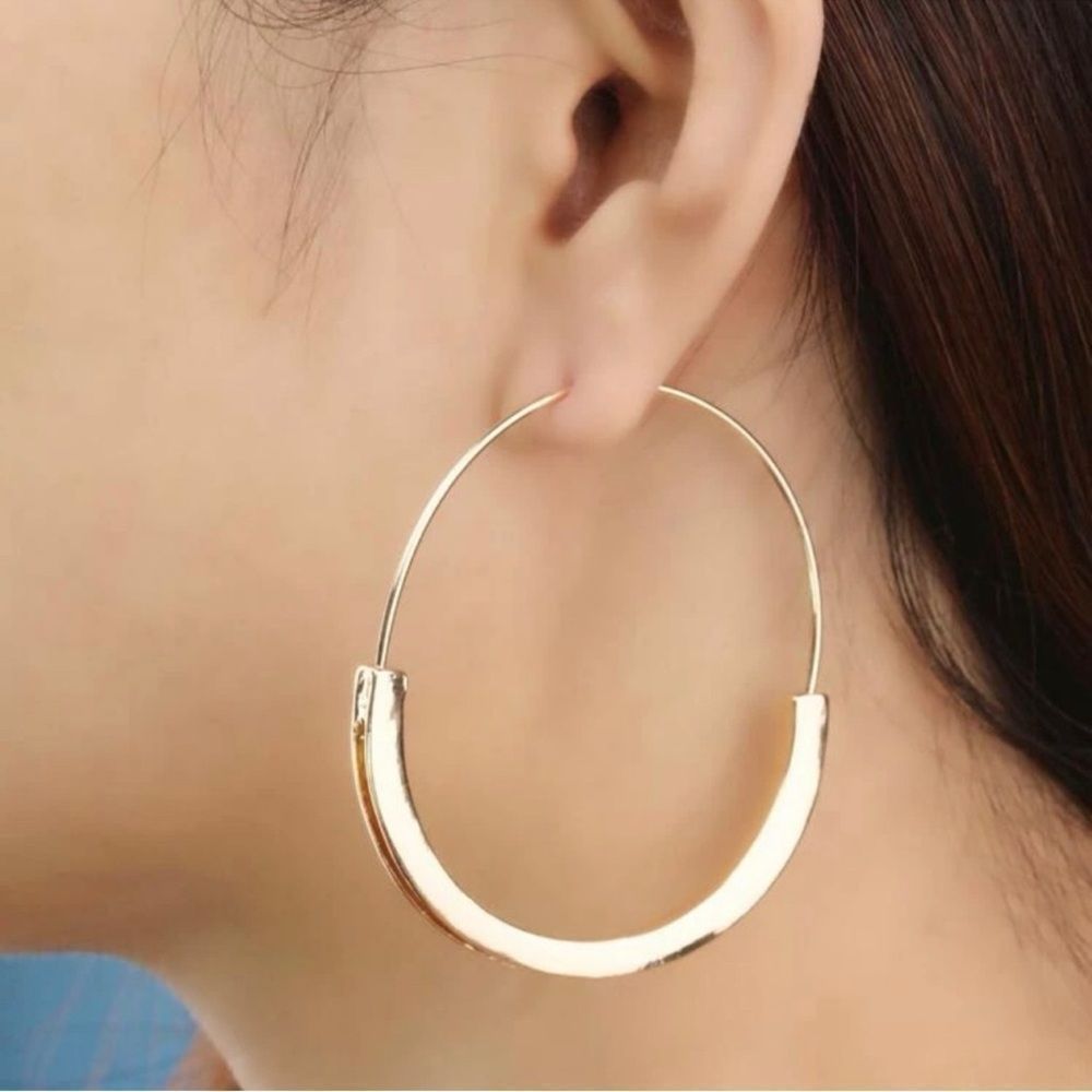 Minimalist gold hoop earrings